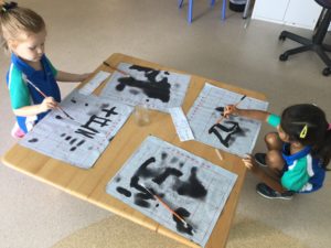 Isabelle Writing in Chinese